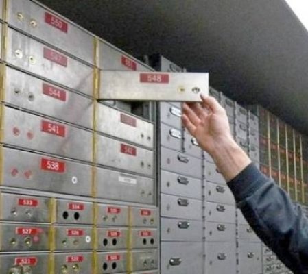 Un primar acuză că i-au dispărut bani şi aur dintr-o casetă de valori dintr- o agenţie Raiffeisen Bank